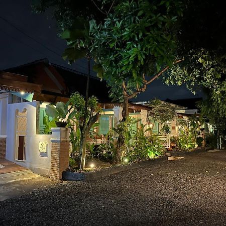 Ndalem Kinasih Homestay Syariah Solo Exterior foto